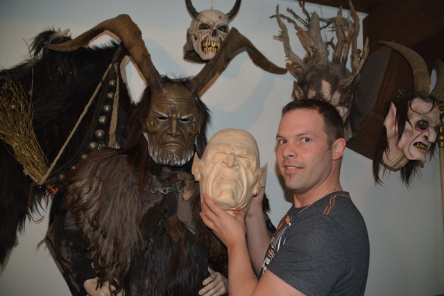 Maskenschnitzer Markus Spiegel mit seinen Unikaten.