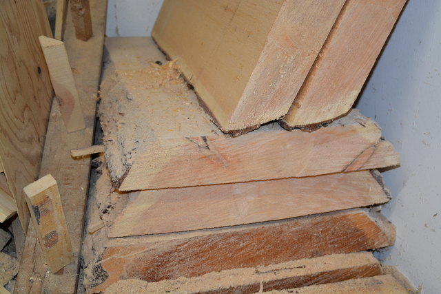 Rohmaterial: 10 cm dicke Zirbenholzbretter direkt aus dem Sägewerk.