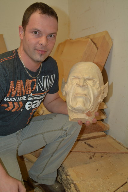 Vom Zirbenholzbrett bis zum fertigen Schnitzwerk vergehen bis zu sechs Stunden. Dann folgt die aufwändige Feinarbeit.