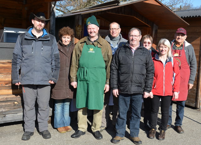 Die Standler des Bauernmarkts und der Arbeitskreisleiter der Gesunden Gemeinde Mauerkirchen Walter Haid (ganz rechts) und seine Mitarbeiterin Renate Gastager (2. von rechts) freuen sich schon auf die Jubiläumsfeier.