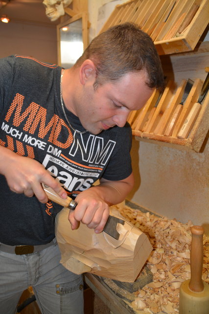 Tägliche Arbeit: Markus Spiegel schnitzt mit einer großen Anzahl an Werkzeugen.