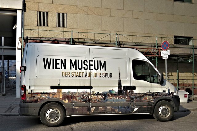 A pro pos Museum: hier läuft (nur noch) bis 26. Februar eine äußerst interessante Ausstellung über den österreichischen Fotografen Robert Haas, der 1938 nach Amerika emigrieren musste. Die gezeigten Fotos sind Leckerbissen vor allem für Freunde der SW-Fotografie.
