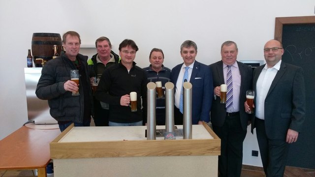 LAbg. Walter Temmel (3.v.r.), Bgm. Mario Faustner (re.) und Bgm. a.D. Josef Bauer (2.v.r.) stießen mit Patrick Krammer auf seine Geschäftsidee an. | Foto: ÖVP