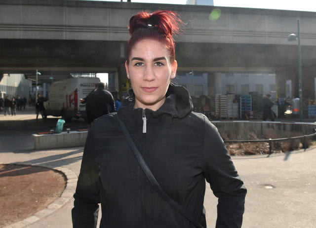 "Ich bin zum ersten Mal hier und fühle mich sehr wohl. Ich denke nicht, dass man hier mehr Polizisten braucht", Diana S., 23, Bürokauffrau