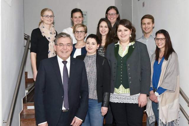 Landesrat Josef Schwaiger legt Wert auf eine gute und solide Lehrlingsausbildung beim Land – im Bild beim Empfang "seiner" Lehrlinge, welche vor Kurzem die Lehre zur Verwaltungsassistentin beziehungsweise zum Verwaltungsassistenten erfolgreich abgeschlossen haben. | Foto: LMZ/Wieser