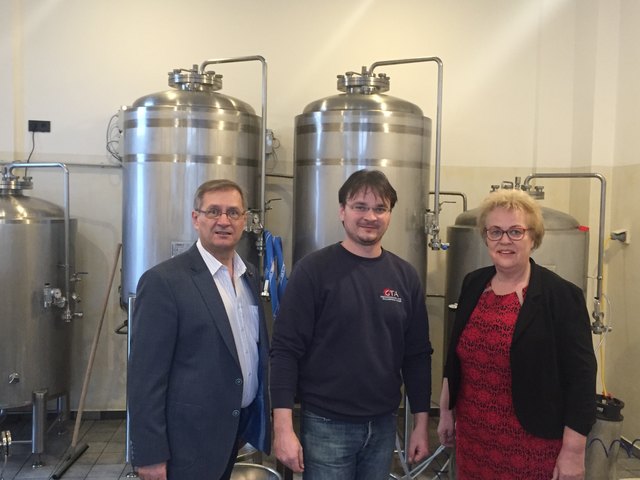 Die neue Brauerei besichtigten Vbgm. Walter Zloklikovits (links) und Agrarlandesrätin Verena Dunst. | Foto: SPÖ