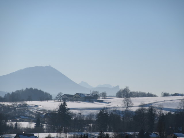 Im Vordergrund ist Oberösterreich, dahinter der Gaisberg und Nockstein in Salzburg, ganz hinten der Staufen in Bayern.