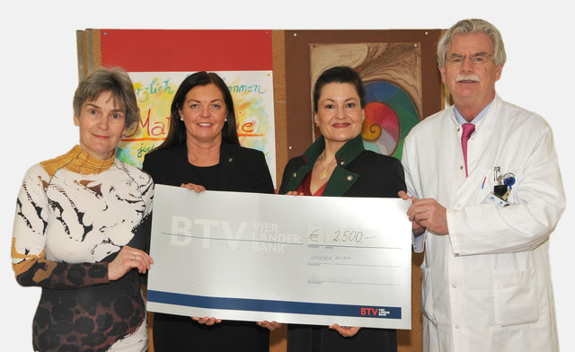Überreichung der Spende an die Kunsttherapie: v.l. MMag. Ursula Bayer (Vizepräsidentin ZONTA Club Innsbruck 1), Mag. Dr. Christina Nigg (Präsidentin ZONTA Club Innsbruck 1), Dr. Daria Daniaux (Kunsttherapeutin), Univ.-Prof. Dr. Alain Gustave Zeimet (Stv. Direktor der Universitätsklinik für Gynäkologie und Geburtshilfe) | Foto: tirol kliniken/Jenewein