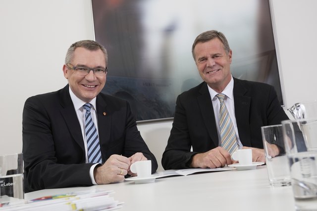 LR Johannes Tratter und Direktor Franz Mariacher begründen ihre Ablehnung einer Neuausrichtung des bisherigen Finanzierungsmodells der gemeinnützigen Bauvereinigungen. | Foto: Land Tirol