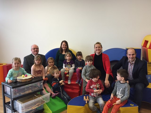 Lisa Ruhrhofer, Bürgermeister Gerhard Wendl, Mia Weißmann, Ilara Güler, Kindergartenleiterin Katrin List, Emelie Geppner, Hanna Grubmann, Musikschulleiterin Tamara Ofenauer-Haas, Hendrik Hollaus, GGR Thomas Amon, Mario Stetina, Florian Bonigl und Leon Labner | Foto: privat
