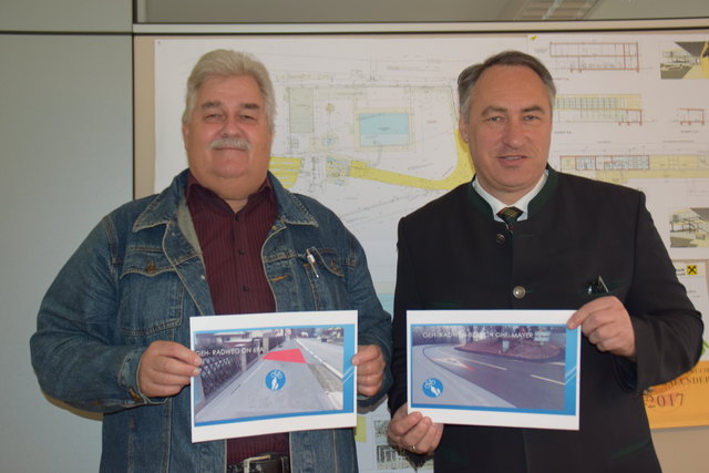 Vizebürgermeister Alfred Gruber und Bürgermeister Josef Schmidl-Haberleitner mit Plänen für den neuen Gehsteig samt Radweg in Rekawinkel.