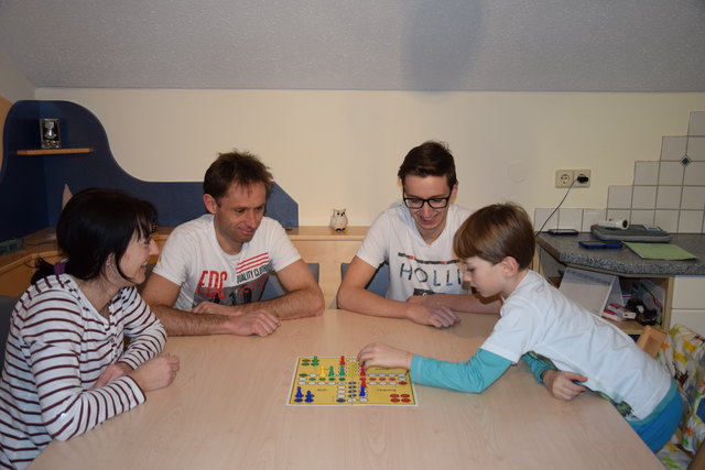 Beim gesellschaftlichen Brettspiel "Mensch ärgere dich nicht" mit seiner Familie, muss der gailtaler Allroundsportler Silvio Wieltschnig natürlich auch so manche Niederlage einstecken