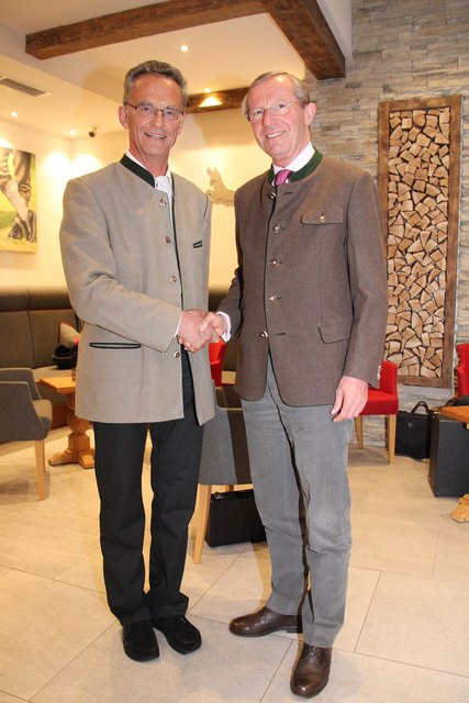 Die Bergrettung Salzburg wird vom Land durch eine Sonderfinanzierung von 330.000 Euro unterstützt. Landesleiter Balthasar Laireiter bedankte sich bei LH Wilfried Haslauer. | Foto: Maria Riedler