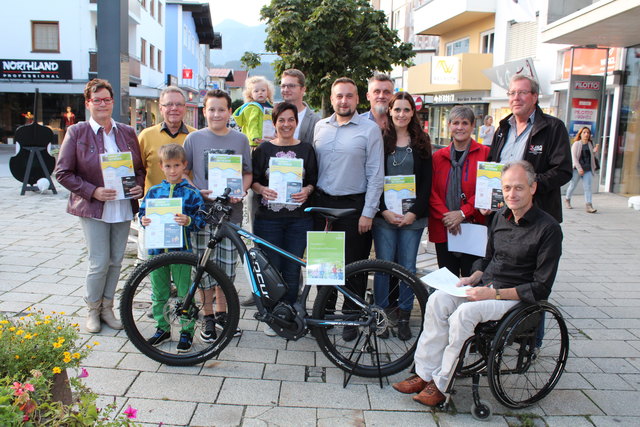 Die Preisträger bei der Gewinnübergabe im Herbst 2016 mit VBgm. Hubert Aufschnaiter und dem Umweltbeauftragten Georg Griesser. Den Hauptpreis, ein E-Bike, gewann Stephan Steinlechner. | Foto: Spielbichler
