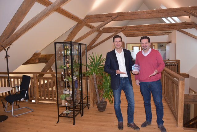 Architekt Stefan Kogler hat die neuen Büroräumlichkeiten in Hirt (im Bild Hirter-GF Niki Riegler) entworfen | Foto: KK