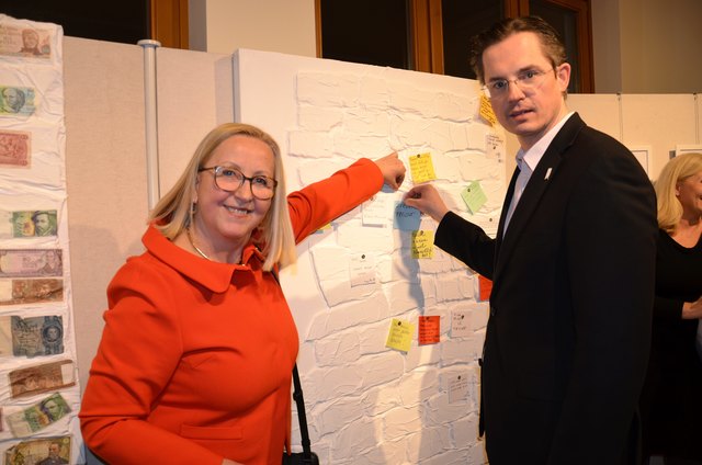 Monika Stahl und Stefan Schmuckenschlager an der „Wall“, die allen Besuchern für eigene Gedanken zur Verfügung steht. | Foto: Stadtgemeinde