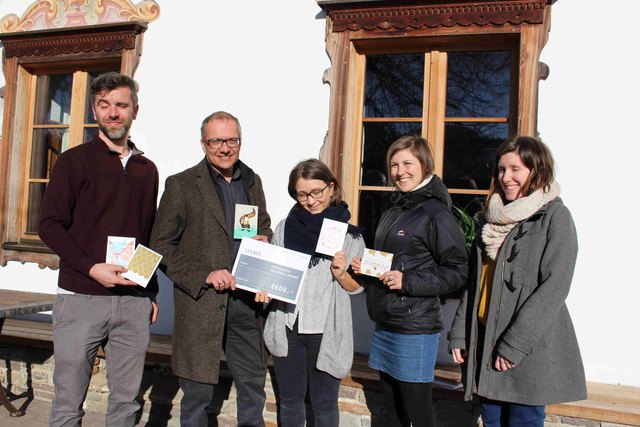 Ramon und Lachhof-Leiter Stephan Beiser freuen sich über die finanzielle Zuwendung aus der Postkartenaktion.