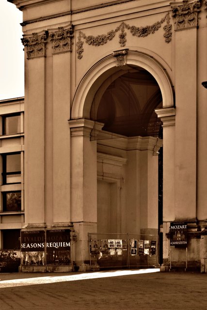 Torbögen gibt's auch, die wie Triumphbögen aussehen. Sepia ist das Bild deshalb, weil da die anscheinend unvermeidlichen Schmierereien nicht so augenfällig sind.