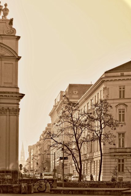 Neben der Karlskirche beginnt (Überraschung!!!) die Karlsgasse. Die Lichtstimmung wollte unbedingt ins Bild.