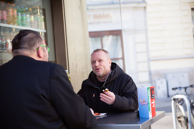 Reinhard Nowak beim bz-Interview beim Bitzinger-Würstelstand.