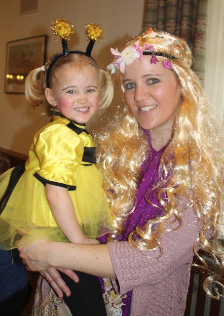 Karin Flatzelsteiner mit ihrer Tochter Anna-Lena beim Kinderfasching in Wolfpassing.