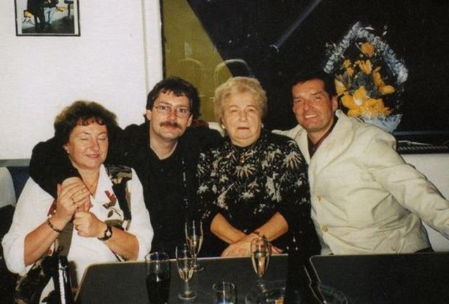 Der letzte Silvester von Falco: Ronnie Seunig und Falco mit ihren Müttern nach dem Konzert in der Excalibur-City - kurz vor dem Abflug in die Dominikanische Republik. Es war sein letzter Auftritt überhaupt.