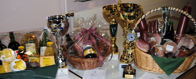 Die Genusskörbe aus der Region und Pokale für die ersten drei Plätze.