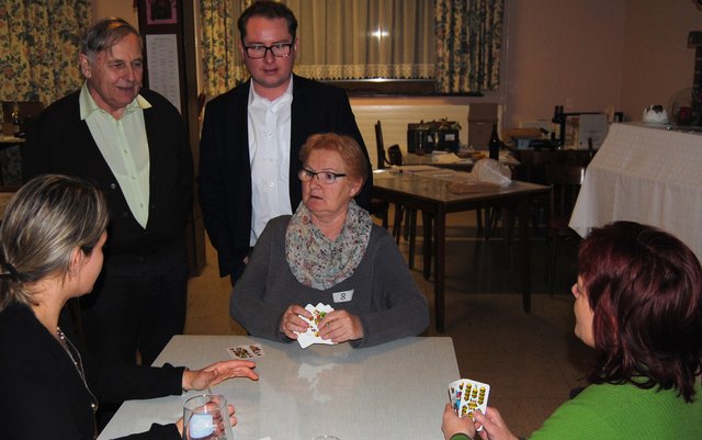 Die Damen spielten ebenfalls ihre Runden ab. Beim sogenannten "Wuschern" waren sie voll dabei!