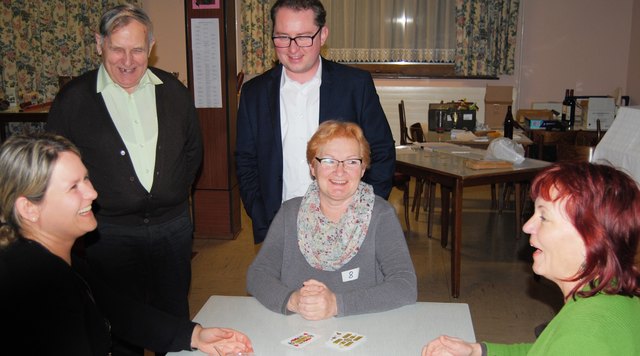 Als Beobachter immer dabei der ehemalige ÖAAB-OGO Anton Baumgartner (li) und der jetzige Obmann Mag. Matthias Huber (re). Im Vordergrund die Damen v.l.n.r.: Martina Fuxjäger, Ingrid Palank und Dorli Kaspar.