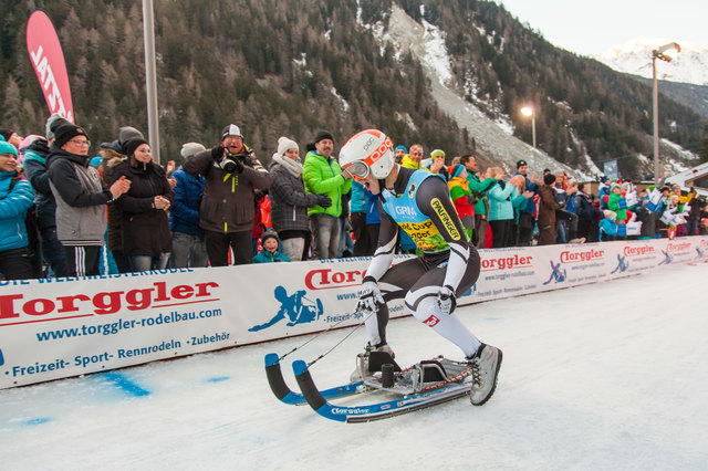 Der Augenblick des Triumpfes! Thomas Kammerlander springt in der Grantau jubelnd von seiner Rodel. | Foto: ÖRV/Chris Walch