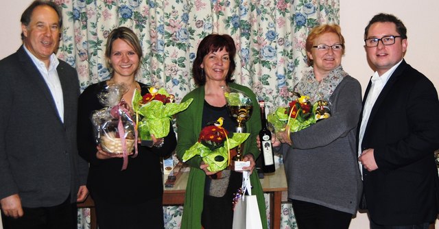 Das Damenschnapsen gewann Dorli Kaspar (mi), vor Martina Fuxjäger (li) und Ingrid Palank (re).