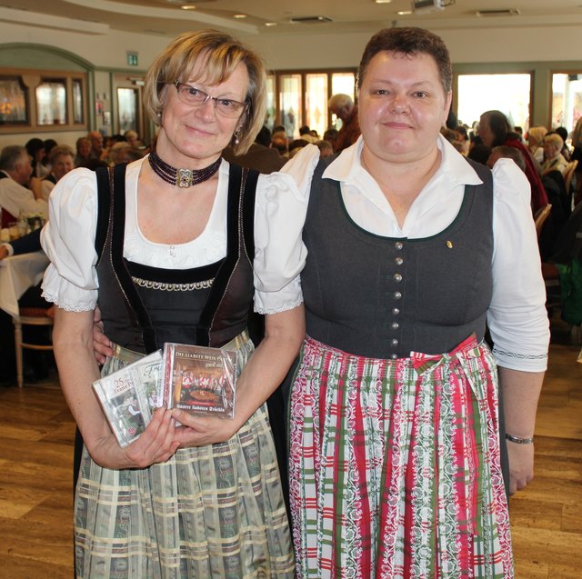 Gerlinde und Ingrid kamen extra aus Oberösterreich um beim CD-Verkauf zu helfen.