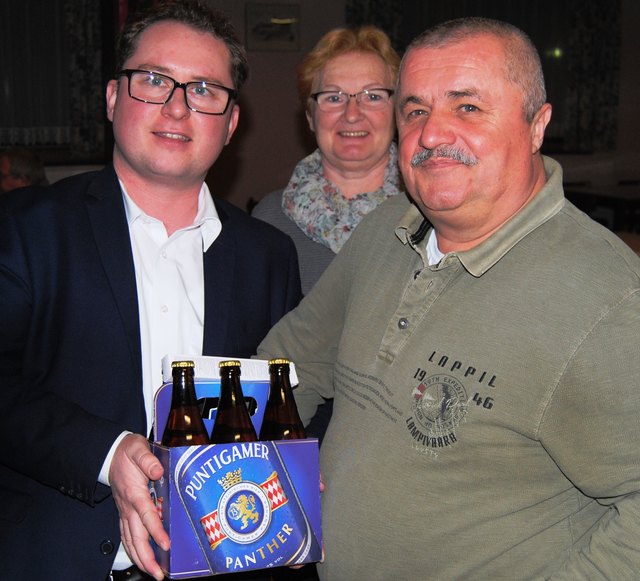 ÖAAB-Ortsgruppenobmann Mag. Matthias Huber überreichte die jeweiligen Sachpreise ...