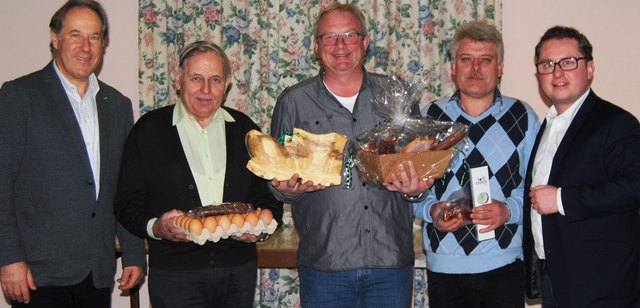 Beim Wuschern siegte Sepp Schmer (mi), 2. wurde Anton Baumgartner (li) und den 3. Preis holte sich Karl Strommer (re).