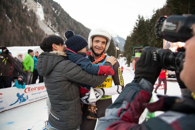 Schwägerin Caroline und Neffe Linus zählten zu den ersten Gratulanten von „Kammi“. | Foto: ÖRV/Chris Walch