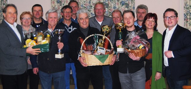 Teilnehmer/-innen nach dem erfolgreichen ÖAAB-Schnapserturnier.