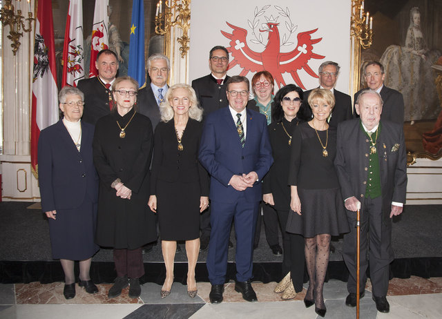 Die Landeshauptleute von Tirol und Südtirol mit den ausgezeichneten Persönlichkeiten. 1. Reihe v.li.: Elisabeth Pfattner, Franziska Weinberger, Ingeborg Freudenthaler, LH Günther Platter, Eva Schlegel, Gabriele Schiessling, Otto Plattner. 2. Reihe v.li.: Christian Ruetz, Michael Forcher, LH Arno Kompatscher, Margarethe Hochleitner, Reinhard Schretter, Ernst Jäger.
