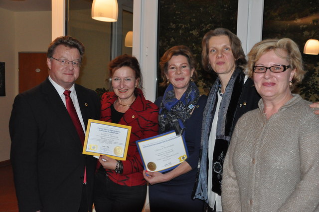 Als neues Mitglied im LC Thermenland wurde Angela Schwab (2.v.l.) von Vize-Governer Werner Gschwandtner sowie von Präsidentin Michaela Böhm (2.v.r.), Vize-Präsidentin Barbara Hitzl (r.) und Patin Ursula Hofmann begrüßt. | Foto: KK