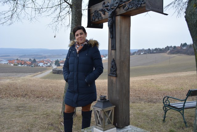 Beim Langackerkreuz genießt Karin Köszler gerne den tollen Ausblick.