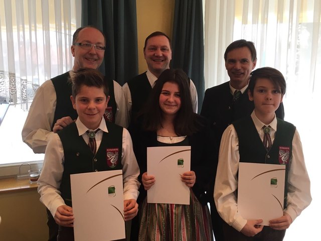 Elisa Lorenz, Felix Fromm und Daniel Lambauer mit den Jungmusikerbriefen | Foto: MMK Schwanberg