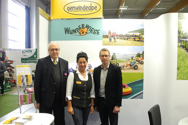 Dienststellenleiter Gerhard Soukup, Dienststellenleiter Anton Hackner und Schaffnerin Leopoldine Palmetzhofer präsentieren das Angebot der NÖVOG auf der Bleib Aktiv! Seniorenmesse im VAZ St. Pölten (© NÖVOG/Winkelhofer)