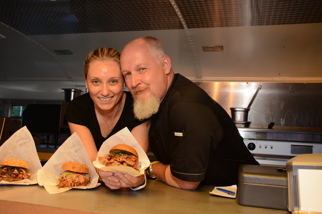 Iris Bindlechner und Manuel Gassner kredenzen im Yellow Mammut Pulled Pork.
