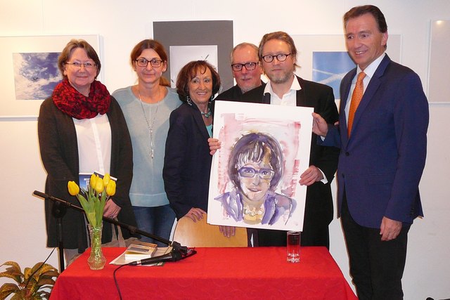 Büchereileiter Gerhard Körmer, Künstler Martin Gubo (mit dem Liveporträt) & Bürgermeister Mag. Alexander Vojta | Foto: privat