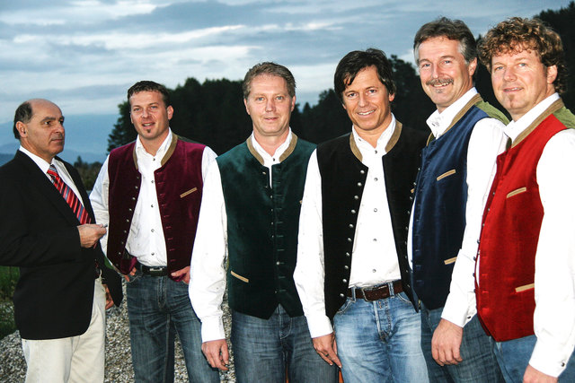Das "Quintett der Brüder Smrtnik"  mit ihrem Chorleiter Engelbert Logar | Foto: KK
