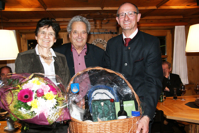 Inge und Wendelin Weingartner mit Bgm. Anton Mattle.