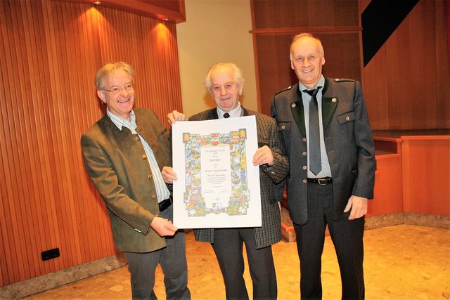 Imker Josef Käfer wurde von Anton Wieser und Maximilian Marek mit der Bronzenen Weippl-Medaille ausgezeichnet. | Foto: Ertl