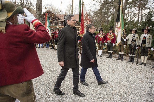 Tirols LH Günther Platter mit Südtirols LH Arno Kompatscher bei der Kranzniederlegung am Andreas Hofer-Denkmal am Bergisel.