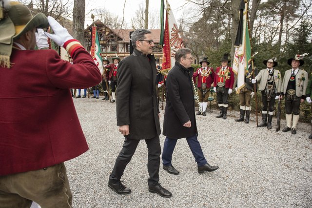 Tirols LH Günther Platter mit Südtirols LH Arno Kompatscher bei der Kranzniederlegung am Andreas Hofer-Denkmal am Bergisel. | Foto: Land Tirol / Berger