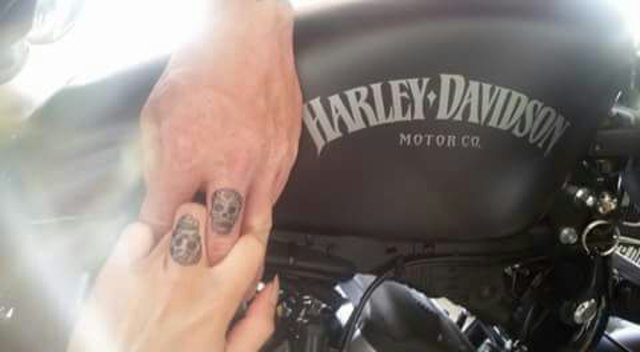 Die beiden Verliebten haben sich ein Partnertattoo stechen lassen | Foto: KK