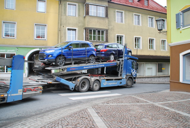 Schwertransporte schlängeln sich durch die engen Straßen